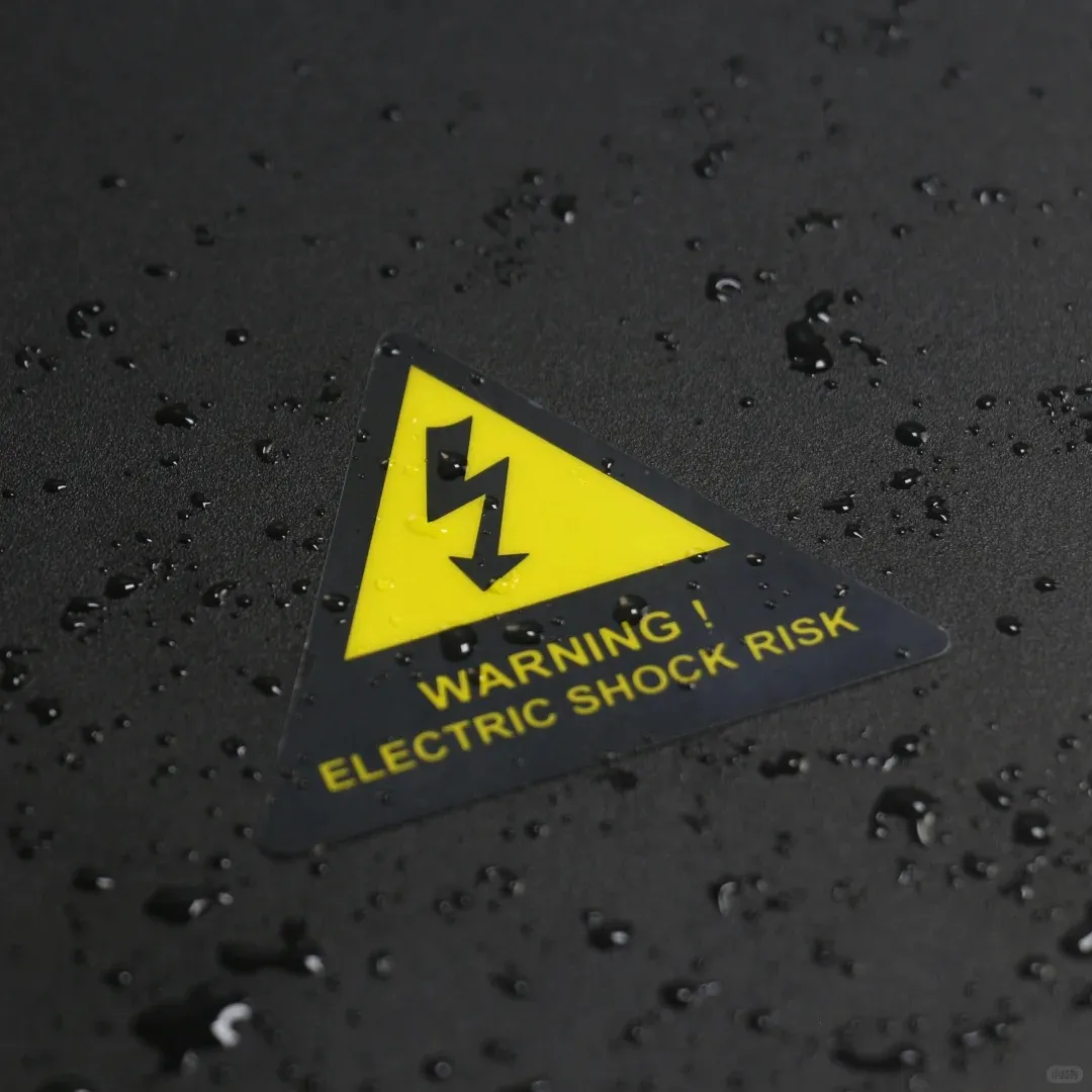 Który materiał należy wybrać do wodoodpornych naklejek?
