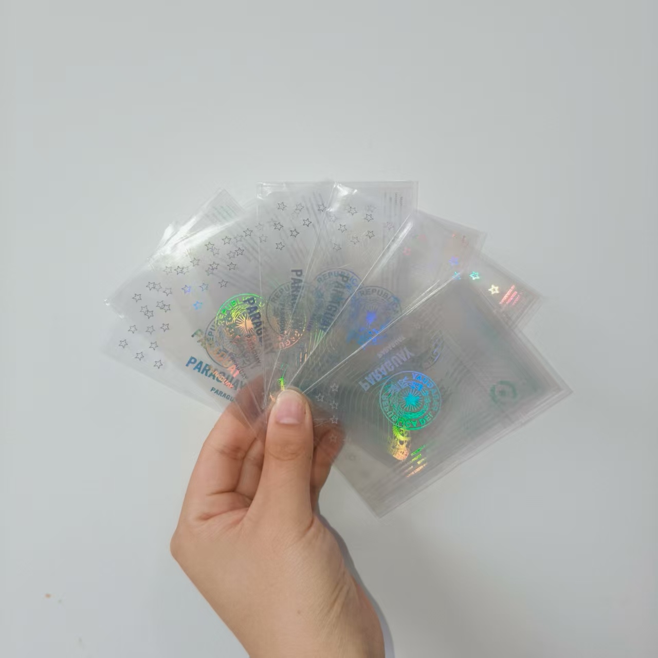 JoJo Pack wysyła przezroczyste naklejki na karty hologramu do Paragwaju