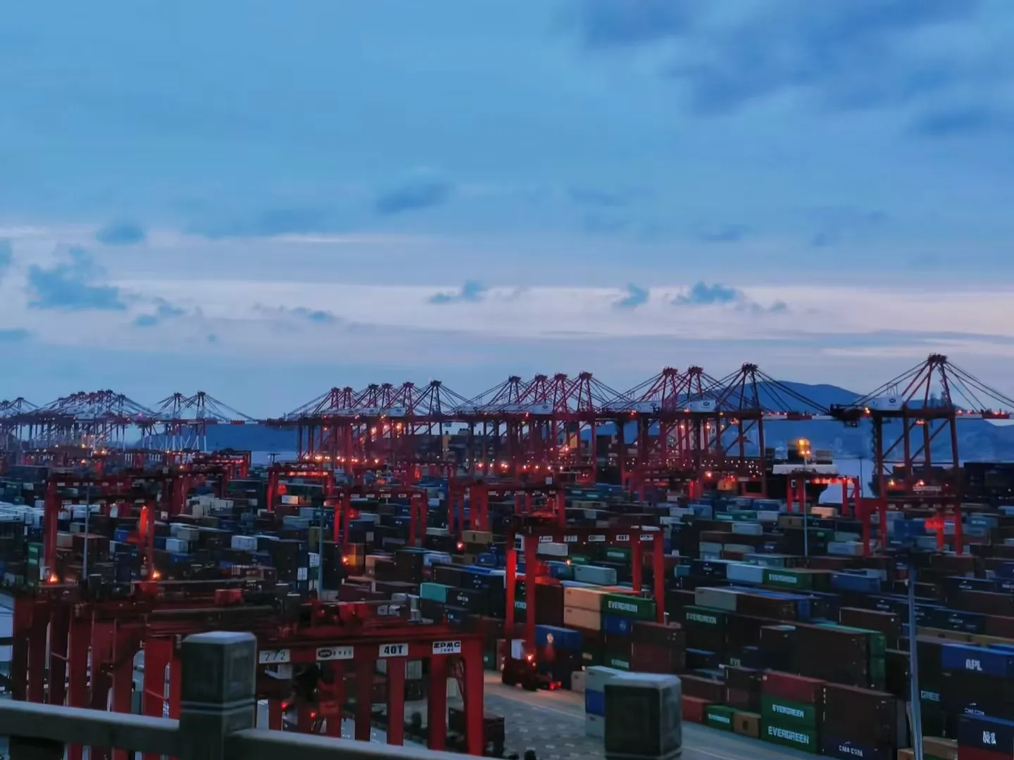 Całkowita wartość chińskiego handlu importowego i eksportowego osiągnęła 41,21 biliona juanów.