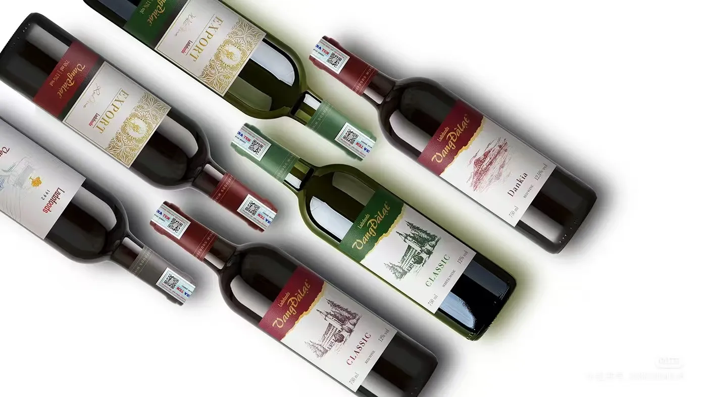 Jakie techniki są powszechnie stosowane w przypadku etykiet na wino?