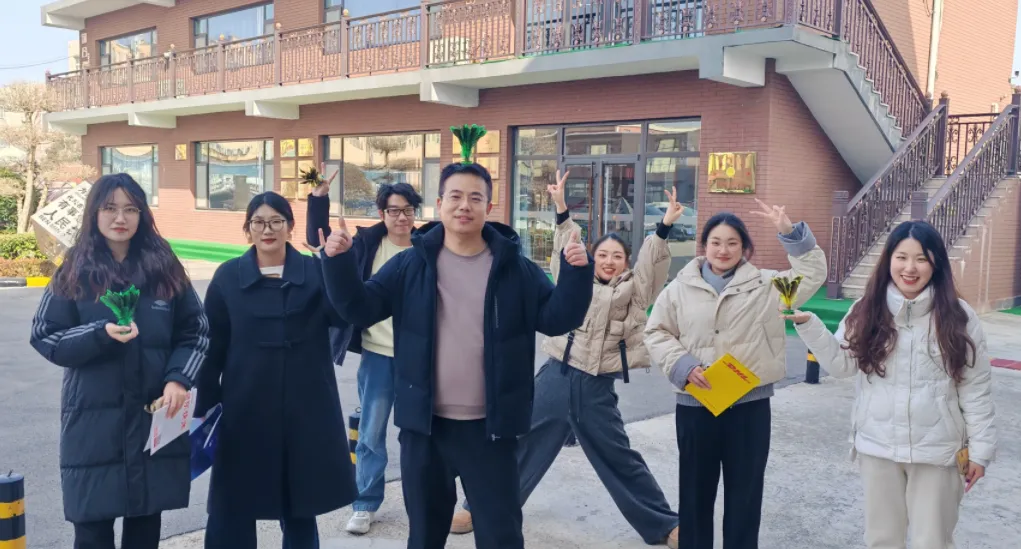 Krótka przerwa na lunch dodaje energii w biurze dzięki zabawie Shuttlecock